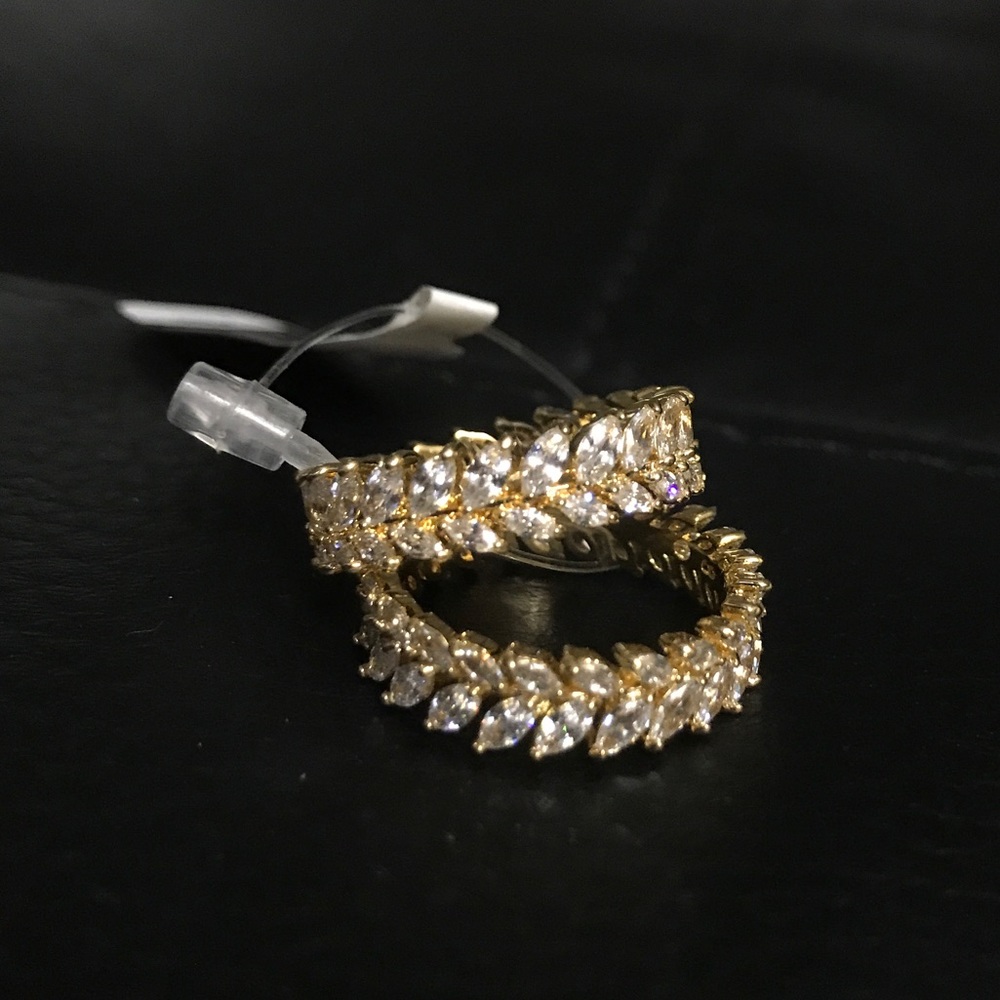 NEW Gold Henri Bendel floral stacked rings
